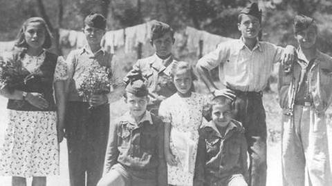 Kinder und Jugendliche ca. 1951 in einem Partisanencamp in den griechischen Bergen (Foto: Privat -)