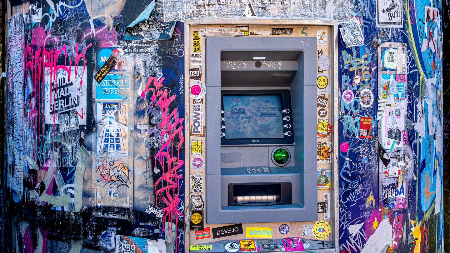 Ein zugeklebter und getaggter Bankautomat (Foto: IMAGO, IMAGO / CHROMORANGE)