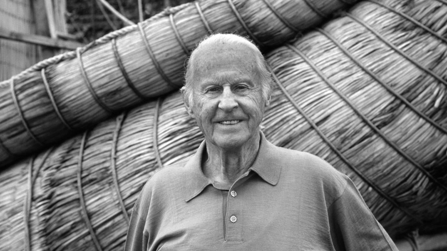 Der norwegische Forscher Thor Heyerdahl. Mit seinem aus Balsaholz gebauten Floß 