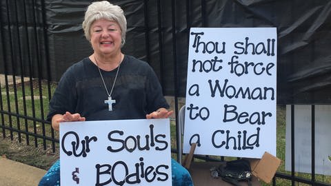 Janet protestiert gegen Abtreibungsgegner (Foto: SWR, Martina Butler)