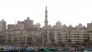 Wohnhäuser und Minarett an der Corniche in Alexandria (Foto: imago images, imago/Helge Sobik)