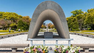 Kenotaph für die Opfer der Atombombe im Zentrum des Friedensparks Hiroshima (Foto: imago images, imago images / imagebroker)