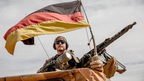 Soldat der Bundeswehr am Flughafen Gao im Norden Malis  (Foto: picture-alliance / Reportdienste, picture alliance/Michael Kappeler/dpa)