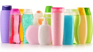 In Shampoos oder Sonnenmilch stecken Chemikalien, die wie Hormone wirken. Experten warnen, dass Krankheiten wie Diabetes, Fettleibigkeit, Brust- und Hodenkrebs, die mit einem gestörten Hormonsystem zu tun haben, zunehmen. (Foto: imago images, imago/Panthermedia)