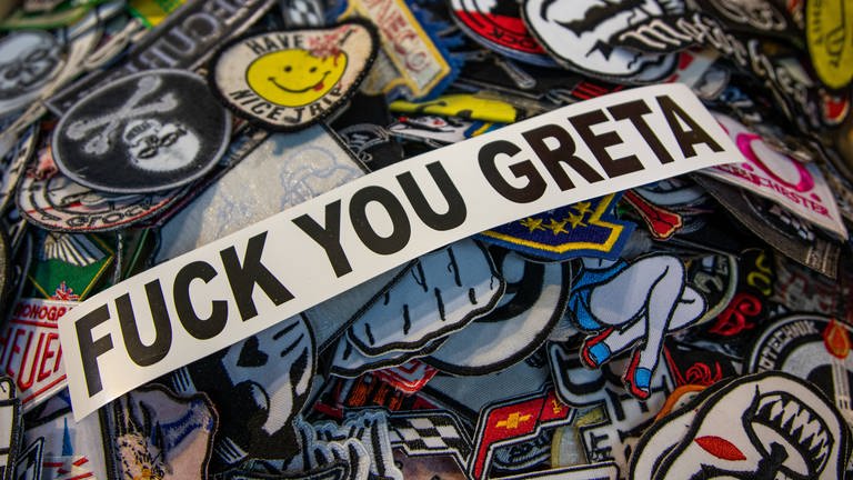 Schriftzug "Fuck you Greta" auf einem Aufkleber für Autos. "Klimaskeptiker" nehmen in Deutschland Einfluss auf Politik und Wirtschaft (Foto: imago images, imago images/Michael Eichhammer)