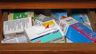 Viele Menschen kaufen Medikamente ohne Rezept in der Apotheke oder im Internet und unterschätzen dabei die Risiken. (Foto: imago images,  imago/Gottfried Czepluch)
