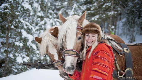 Junge Frau mit Pferden (Foto: IMAGO, imago stock&peo)