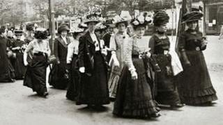 Demonstration für das Frauen-Wahlrecht: Eine Gruppe von Demonstrantinnen auf dem Weg zum Versammlungsort (Berlin, 12. Mai 1912) (Foto: picture-alliance / dpa, picture-alliance / dpa - Gebr. Haeckel)