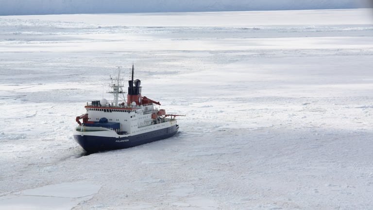 Polarstern im Eis (Foto: AWI F.Mehrtens)