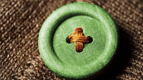 Grüner Knopf, Symbolfoto für das neue staatliche Siegel für nachhaltig produzierte Textilien (Foto: IMAGO, imago images / Christian Ohde)