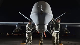 2 Flieger bereiten eine Drohne vom Typ MQ-9 Reaper in Nevada  USA für einen Trainingsflug vor (Foto: imago images, imago images / StockTrek Images)