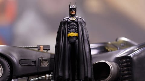 Batman-Figur mit Batmobil auf der CCXP Cologne 2019 (Foto: imago images, imago images / Future Image)