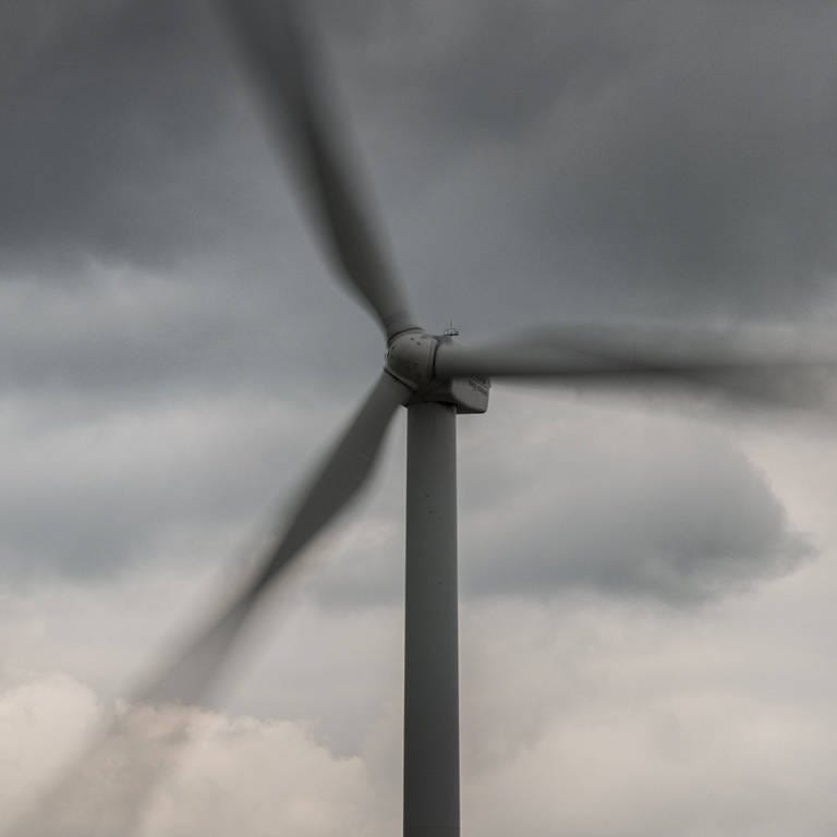 Windräder vor dunklen Wolken (Foto: IMAGO, Florian Gaertner/photothek.net)