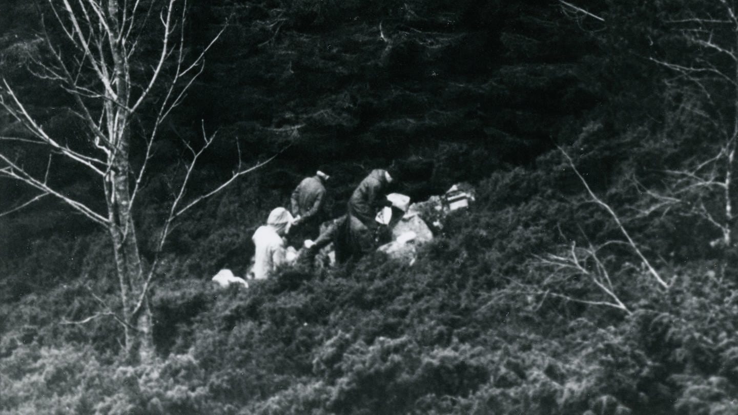 1970 wird im Isdal in Norwegen die verbrannte Leiche einer Frau gefunden. Die historische Aufnahme zeigt Ermittler am Tatort.