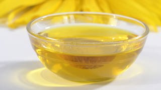 Aus billigem Sonnenblumenöl lässt sich mithilfe von Spinatextrakt, Wasabi-Paste und Pfeffer eine Olivenöl-Kopie herstellen (Foto: picture-alliance / Reportdienste, picture alliance / Arco Images GmbH)