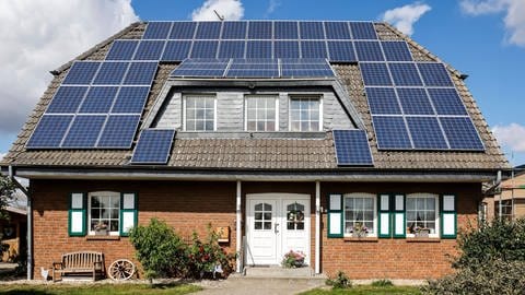 imago images  Rupert Oberhäuser (Foto: imago images, Wohnhaus mit Photovoltaik-Solarzellen auf dem Dach)