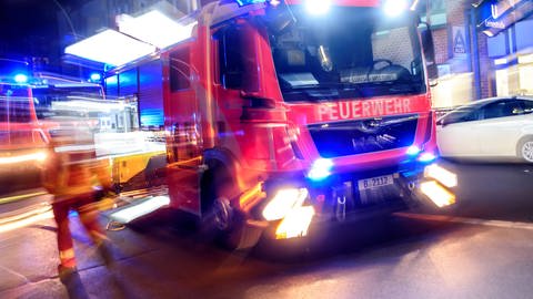 Feuerwehrfahrzeug: Beleidigungen, Behinderungen oder Anwendung von Gewalt haben viele Rettungskräfte schon erlebt (Foto: imago images, imago images / snapshot)