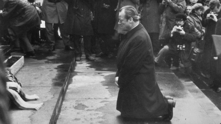 Bundeskanzler Willy Brandts Kniefall am Ehrenmal für die Toten des Warschauer Ghettos am 7. Dezember 1970 (Foto: picture-alliance / Reportdienste, picture alliance/AP Images)