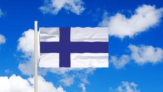Flagge von Finnland vor blauem Himmel mit weißen Wolken  (Foto: imago images, imago images / blickwinkel)