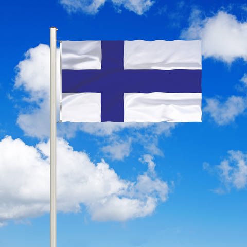Flagge von Finnland vor blauem Himmel mit weißen Wolken  (Foto: imago images, imago images / blickwinkel)