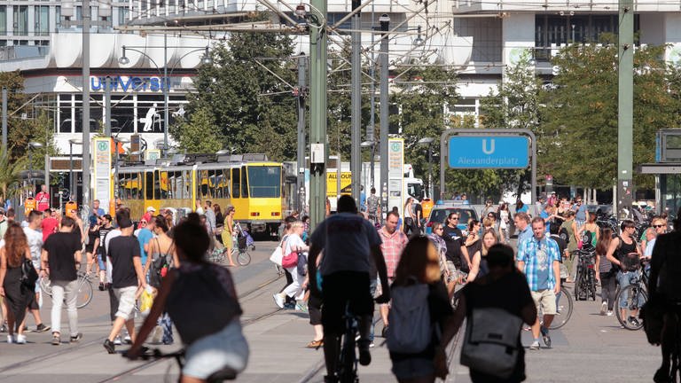 Passanten unterwegs auf dem Alexanderplatz in Berlin (Foto: imago images, imago/Ralph Peters)