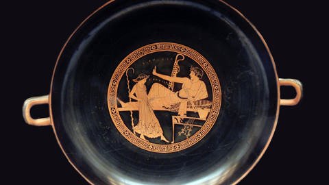 Eine Hetäre tanzt während eines Symposiums.  Griechisches Trinkgefäß, 490 bis 480 v. Chr. (Foto: IMAGO, IMAGO / United Archives International)