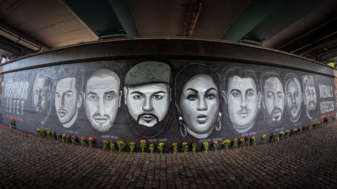Unter der Friedensbruecke in Frankfurt erinnert ein 27 Meter langes Gedenk-Graffiti an die Opfer des Anschlags in Hanau am 19. Februar 2020 (Foto: picture-alliance / Reportdienste, picture alliance / greatif | Florian Gaul)