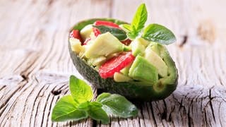 Avocado-Erdbeer-Salat in einer Avocado-Hälfte: Wie umweltschonend ist unser Essen tatsächlich hergestellt? (Foto: picture-alliance / Reportdienste, picture alliance / CTK | digifoodstock)