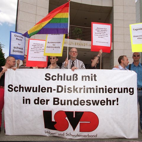 Mitglieder des Lesben- und Schwulenverbandes (LSVD) protestieren am 30. Juli 1999 vor der SPD-Parteizentrale in Berlin gegen die Diskriminierung von Homosexuellen in der Bundeswehr (Foto: dpa Bildfunk, picture-alliance / dpa | Andreas_Altwein)