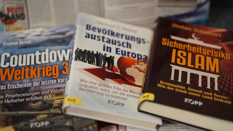 Bücher aus dem Kopp Verlag: "Countdown Weltkrieg 3", "Bevölkerungsaustausch in Europa", "Sicherheitsrisiko Islam" (Foto: SWR, Judith Brosel)
