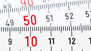 Zollstock: Maßeinheiten wie der Meter sind genau definiert (Foto: imago images, IMAGO / McPHOTO)