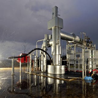 Im Geothermie-Kraftwerk Unterhaching bei München werden Fernwärme und Strom produziert. In den Röhren wird das heiße Wasser aus dem Boden gepumpt (Foto: imago images, IMAGO / argum)