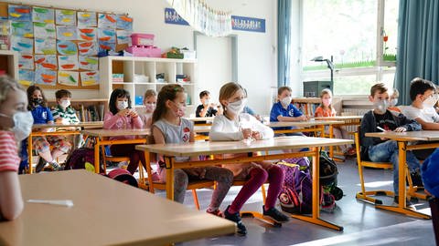 RW Bildungsministerin besucht zum Start des angepassten Praesentzunterricht die Grundschule Bonifatiusschule in Duesseldorf Aktuell (Foto: IMAGO, IMAGO / Political-Moments)
