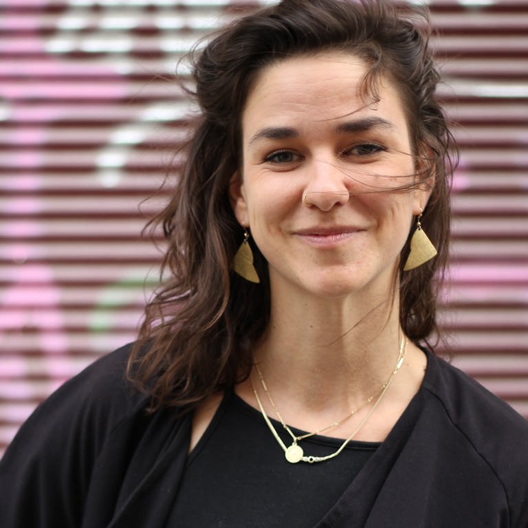 Vera Deleja-Hotko, 28, investigative Journalistin, leitet seit Juli 2021 den Bereich „Recherche“ bei der Internetplattform „FragDenStaat“. Sie lebt in Österreich und Berlin. (Foto: SWR, Bild: SWR/privat)