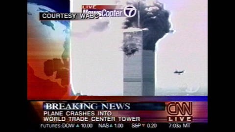 Fernsehbild vom 11. September 2001, das vom WABC-Fernsehen über CNN zur Verfügung gestellt wurde,. Es zeigt ein heranfliegendes Flugzeug, das sich dem World Trade Center in New York nähert, während aus dem Turm bereits Rauch aufstiegt. (Foto: picture-alliance / Reportdienste, picture-alliance / dpa | Cnn)