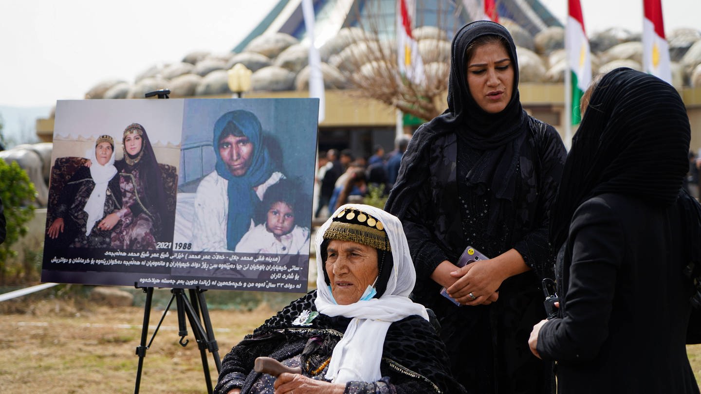 Eine Frau und ihre Tochter, die den chemischen Angriff von Halabja überlebt haben, am 16. März 2021, dem Jahrestag des Angriffs. Die irakische Luftwaffe hatte am 16. März 1988 die Stadt Halabja in der Region Kurdistan angegriffen. Fast 5.000 Menschen wurden getötet und 10.000, die meisten von ihnen Zivilisten, wurden verletzt. Noch immer leiden viele Menschen an Krankheiten und Geburtsfehlern.
