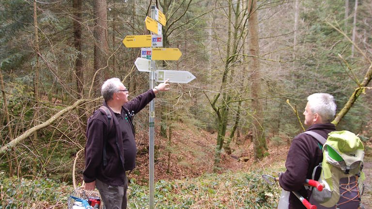Die Naturparkführer Manfred Krautter und Walter Hieber bei ihrer Erstbegehung. (Foto: SWR, Sebastian Krämer)