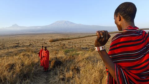 Massai mit Mount Kilimanjaro und Mount Mawenzi (in Tansania) links im Hintergrund (Foto: imago images, IMAGO / agefotostock)