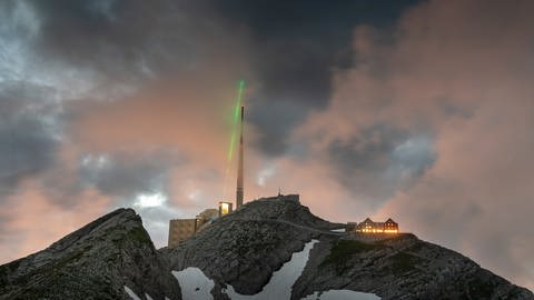 Blitzkanone im Einsatz. TRUMPF und die Uni Genf haben den laserbasierten Blitzableiter auf dem über 2500 Meter Hohen Säntis in Betrieb genommen. (Foto: Pressestelle, Pressebild TRUMPF/Martin Stollberg)