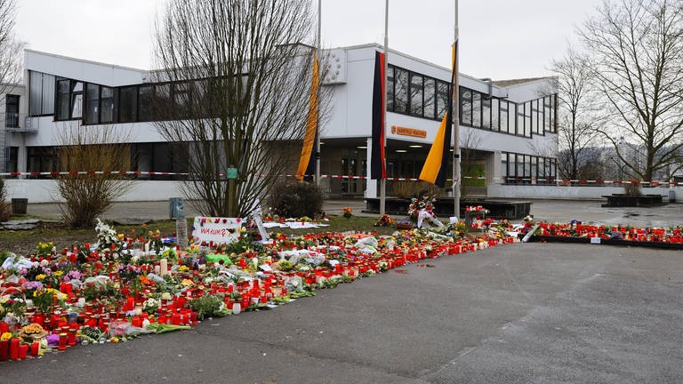 Fahnen auf Halbmast: Blumen und Kerzen für die Opfer des Amoklaufs an der Albertville-Realschule in Winnenden 2009 (Foto: imago images, IMAGO / imagebroker)