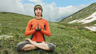 Yoga auf der Bergwiese: Yoga auf der Bergwiese: Meditation ist ein komplexes und langfristiges Geschehen: Sie verändert Gehirnstrukturen und Gefühle (Foto: Colourbox)