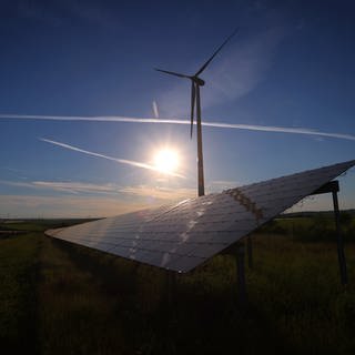 Windräder stehen hinter den Solarzellen einer Solarkraftanlage. (Foto: picture-alliance / Reportdienste, picture alliance/dpa | Karl-Josef Hildenbrand)