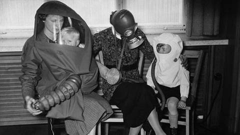 Gasmasken für Mutter und Kind 1939 (Foto: picture-alliance / akg - akg-images)