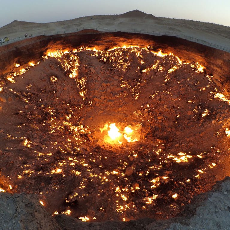Ein großer, brennender Krater in Turkmenistan (Foto: picture-alliance / Reportdienste, picture alliance / Pacific Press | Zhao Junchao)
