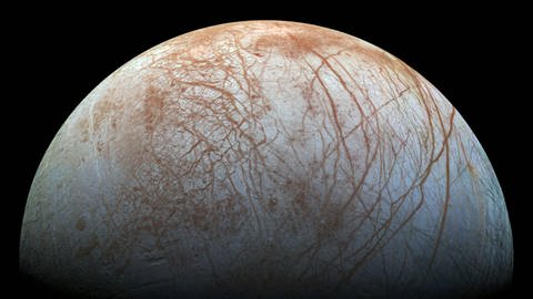 Unter der Eisdecke des Jupitermonds „Europa“ wäre Leben vorstellbar. Die nachbearbeitete Farbansicht von Satellitenbildern der NASA ermöglicht eine realistische Darstellung des Mondes. Große Rissen zeichnen seine eisige Oberfläche.  (Foto: imago images, IMAGO / ZUMA Wire)