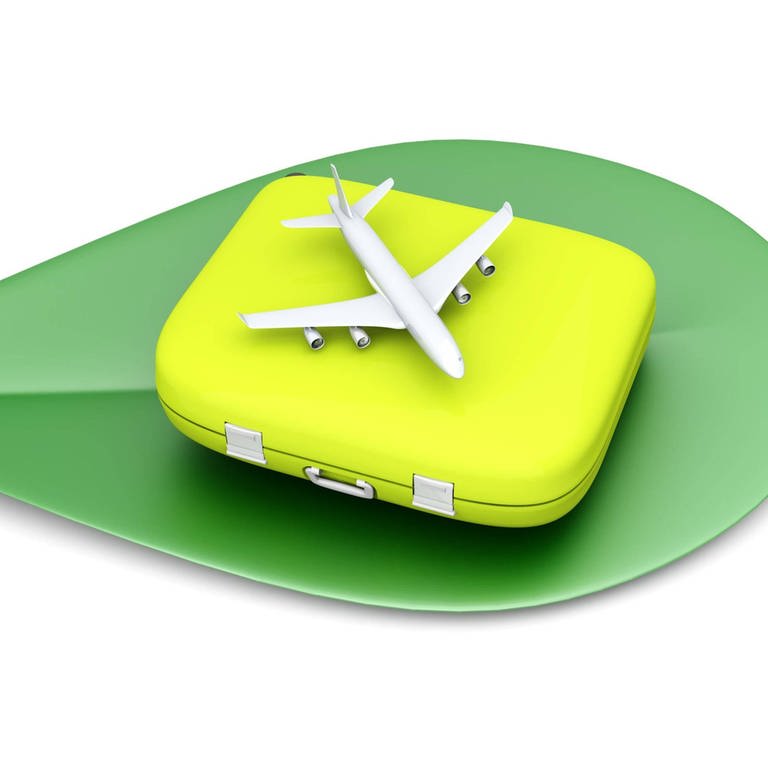 Weißes Flugzeug auf gelbem Koffer auf grünem Blatt (Grafik): Der Tourismus verursacht acht Prozent der weltweiten Treibhausgasemissionen. Bei der Urlaubsplanung spielt Nachhaltigkeit bisher aber für die wenigsten eine Rolle. (Foto: IMAGO, IMAGO / Panthermedia)