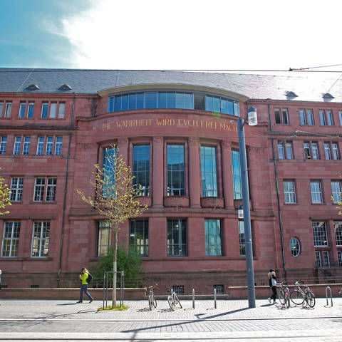 Gebäude der Albert-Ludwigs-Universität in Freiburg im Breisgau mit Aufschrift Die Wahrheit wird Euch frei machen . (Foto: IMAGO, IMAGO / Björn Trotzki)