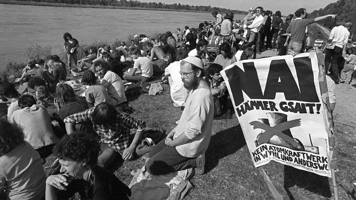 Rund 5.000 Kernkraftgegner demonstrieren am 18.9.1983 in der Nähe des geplanten Baugeländes für das Kernkraftwerk Wyhl. Unter dem alemannischen Motto 