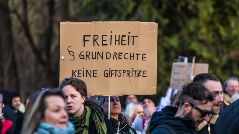 In Konstanz versammelten sich im Januar 2022 schätzungsweise 2.000 Personen, um für eine freie Impfentscheidung zu demonstrieren. Auf einem Plakat steht: Freiheit – Grundrechte – Keine Giftspritze (Foto: IMAGO, IMAGO / Andreas Haas)