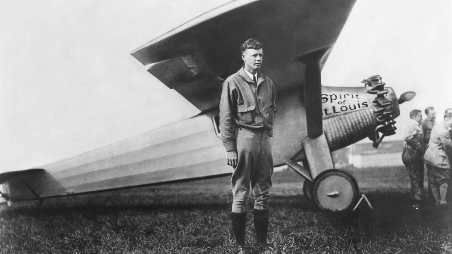Captain Charles Lindbergh mit seinem Flugzeug The Spirit of St. Louis (Foto: IMAGO, IMAGO / UIG)